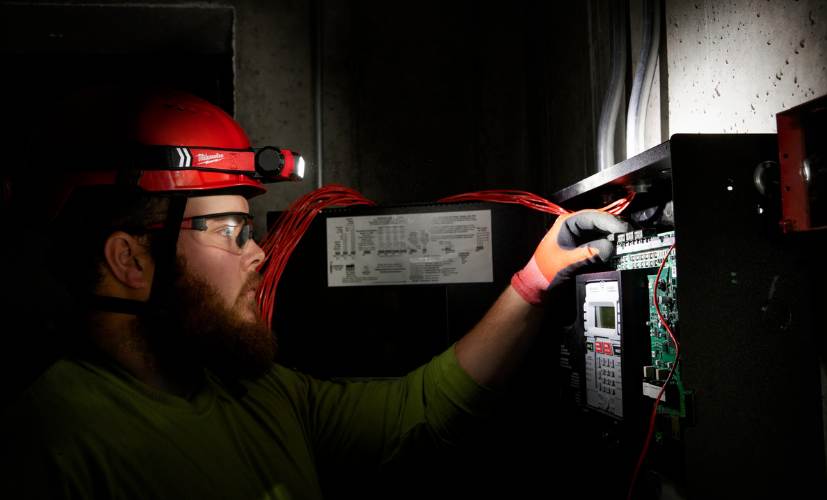 Milwaukee lanserar uppladdningsbar pannlampa